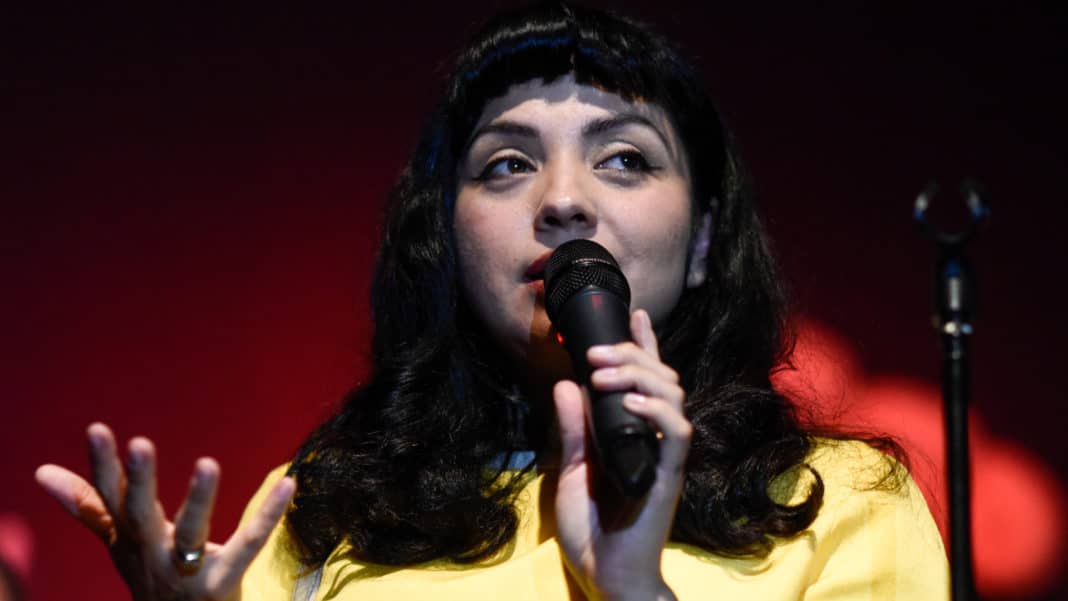 ¡Increíble! Mon Laferte revela su gran sueño académico después de terminar octavo básico