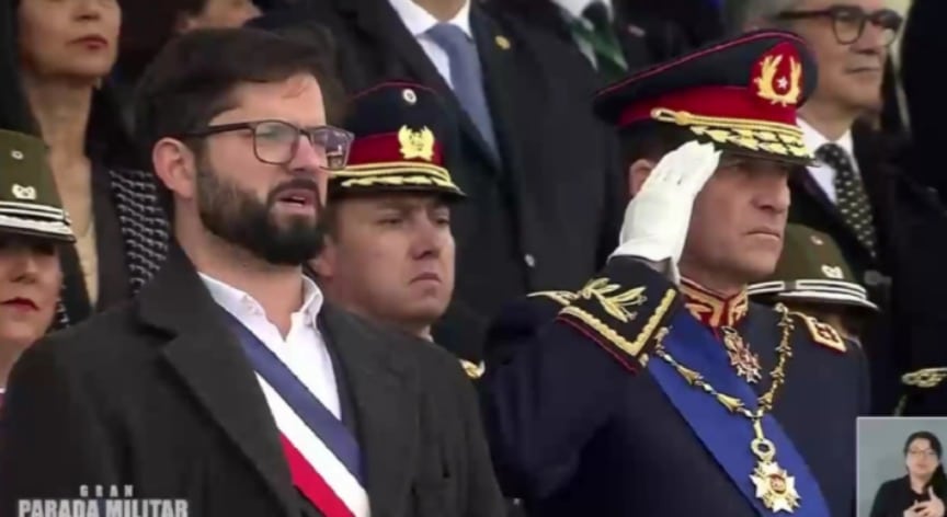 ¡Increíble! Presidente Boric sorprende al cantar 'Los Viejos Estandartes' en la Parada Militar 2023