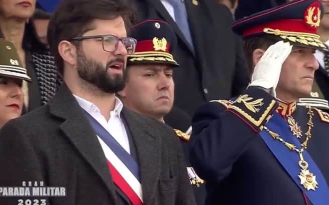 ¡Increíble! Presidente Boric sorprende al cantar 'Los Viejos Estandartes' en la Parada Militar 2023