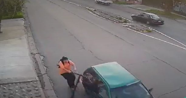 ¡Increíble! Sujetos roban scooter en movimiento desde un auto