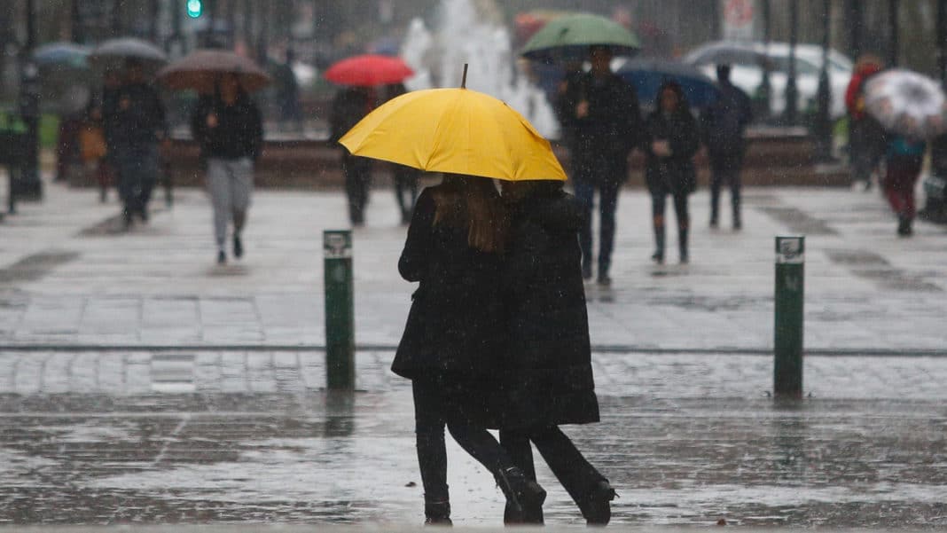 ¡Prepárate! Lluvia en Santiago este martes