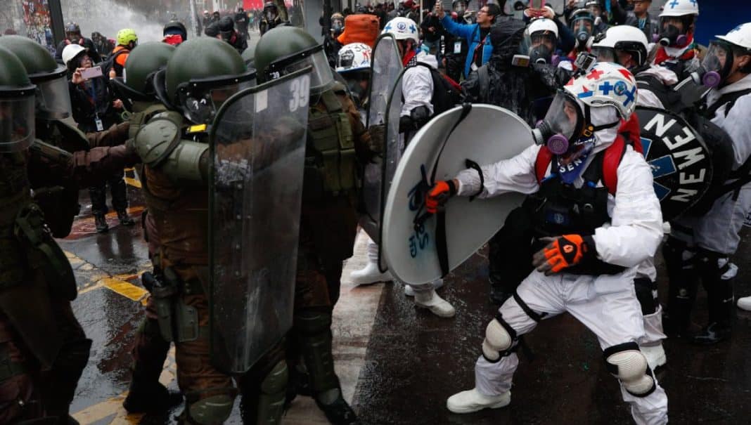 ¡Violencia desatada! Carabineros heridos y detenidos en romería de La Moneda