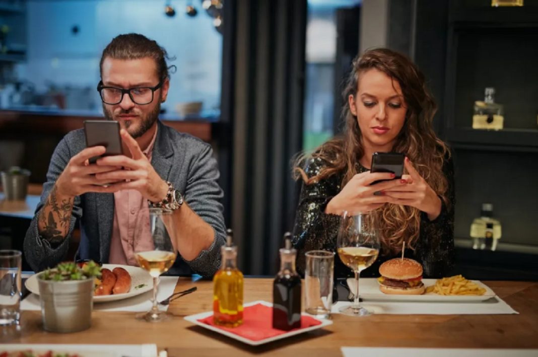 Comer con el celular en la mano: 3 riesgos que desconocías