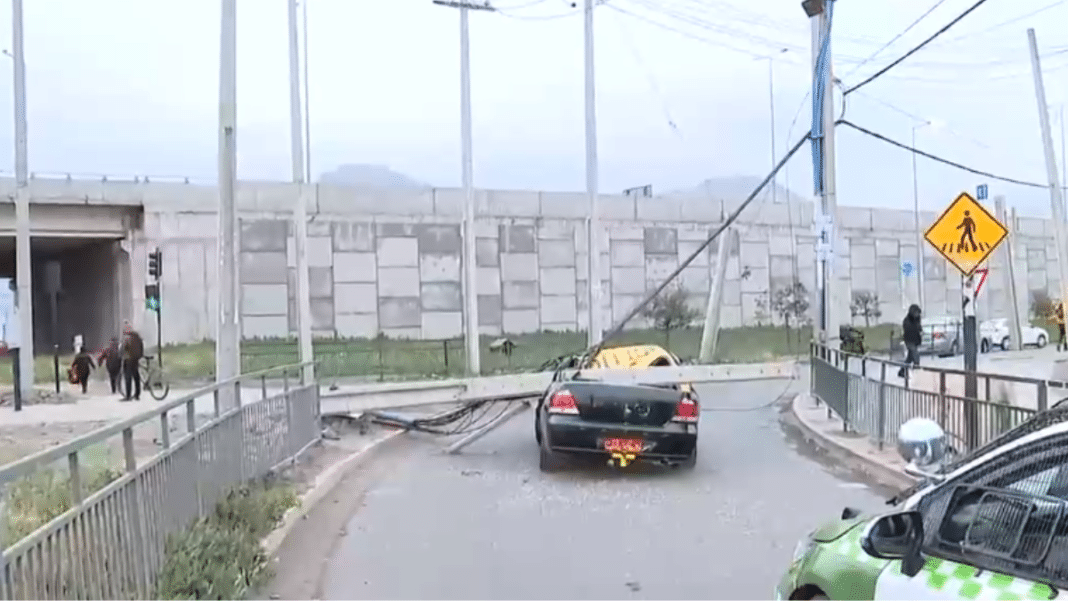 Impactante accidente en Lampa: Camión choca poste de luz y cae sobre un taxi con pasajero