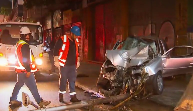 Impactante accidente en Santiago: Auto choca contra kiosko dejando tres heridos y uno en riesgo vital