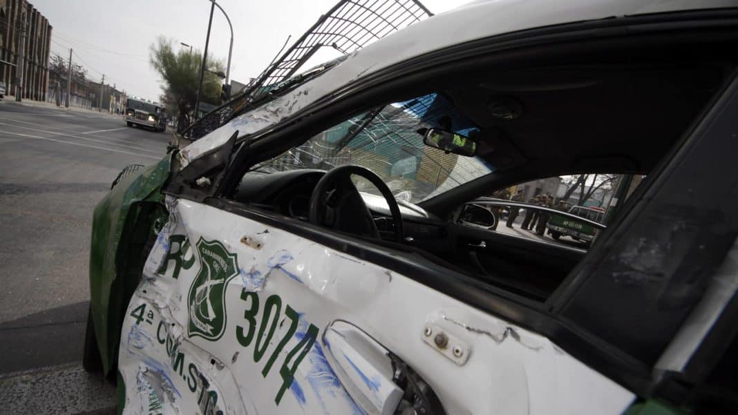 Impactante choque entre patrulla de Carabineros y auto particular deja dos heridos en Santiago
