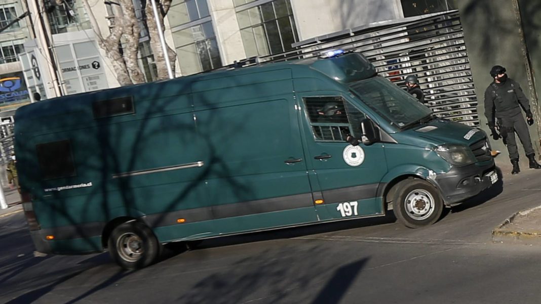 Impactante choque entre vehículo robado y furgón de Gendarmería deja conductor en estado grave