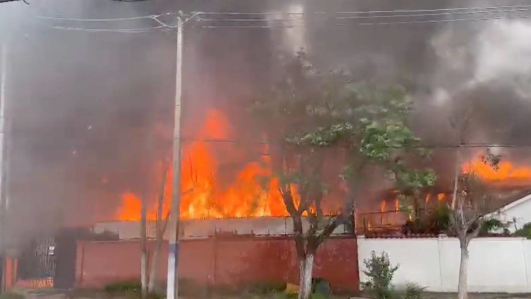 Impactantes imágenes del gigantesco incendio en fábrica de plásticos en La Cisterna