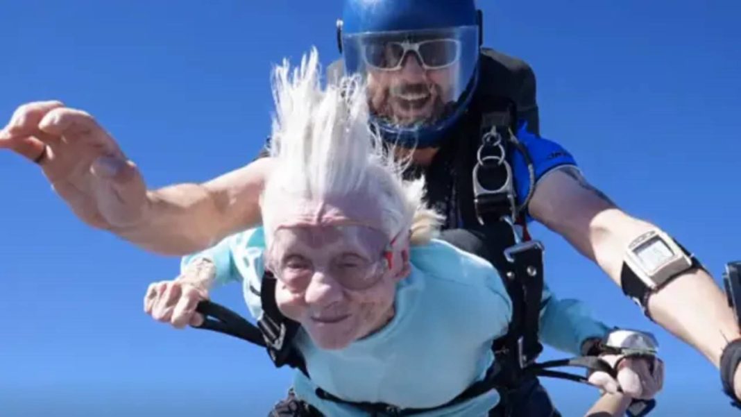 Increíble hazaña: la mujer de 104 años que desafió los límites y se lanzó en paracaídas