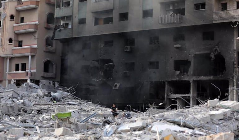 Israel ataca objetivos en la Franja de Gaza a una escala sin precedentes