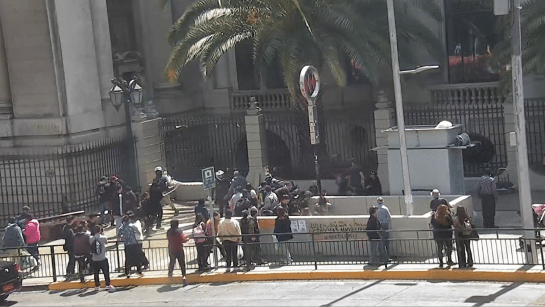 Violenta riña en el centro de Santiago deja a 12 funcionarios de Seguridad Municipal heridos