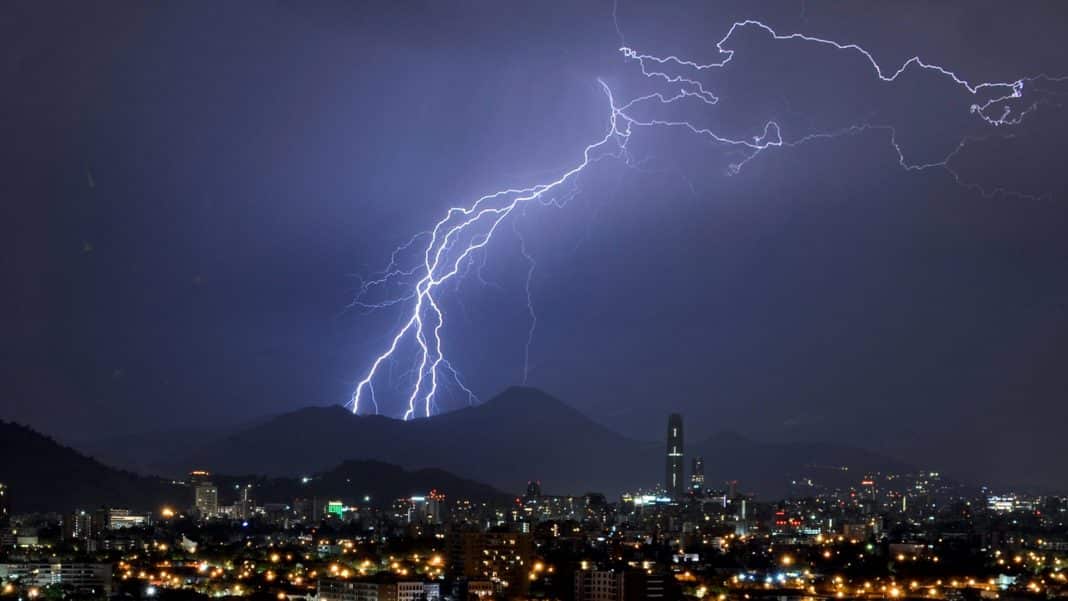 ¡Alerta! Diez comunas de la RM en riesgo por tormentas eléctricas