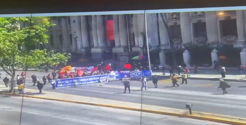 ¡Caos en Santiago! Manifestantes cortan la Alameda desde calle España hasta Eliodoro Yáñez