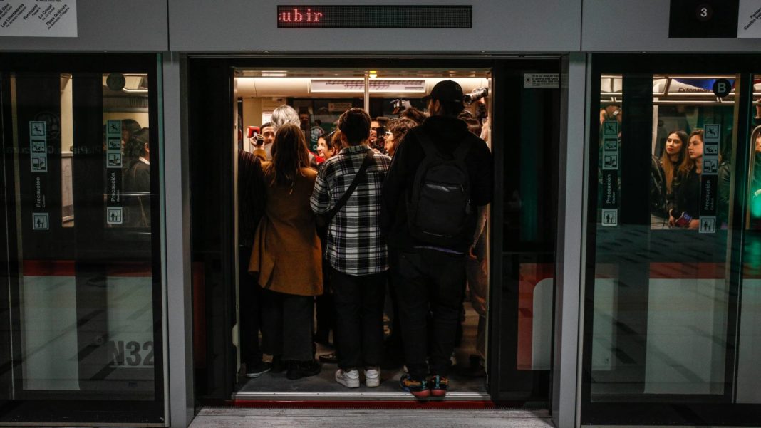 ¡Caos en la Línea 3 del Metro de Santiago! Aglomeraciones y poca frecuencia generan malestar entre los usuarios