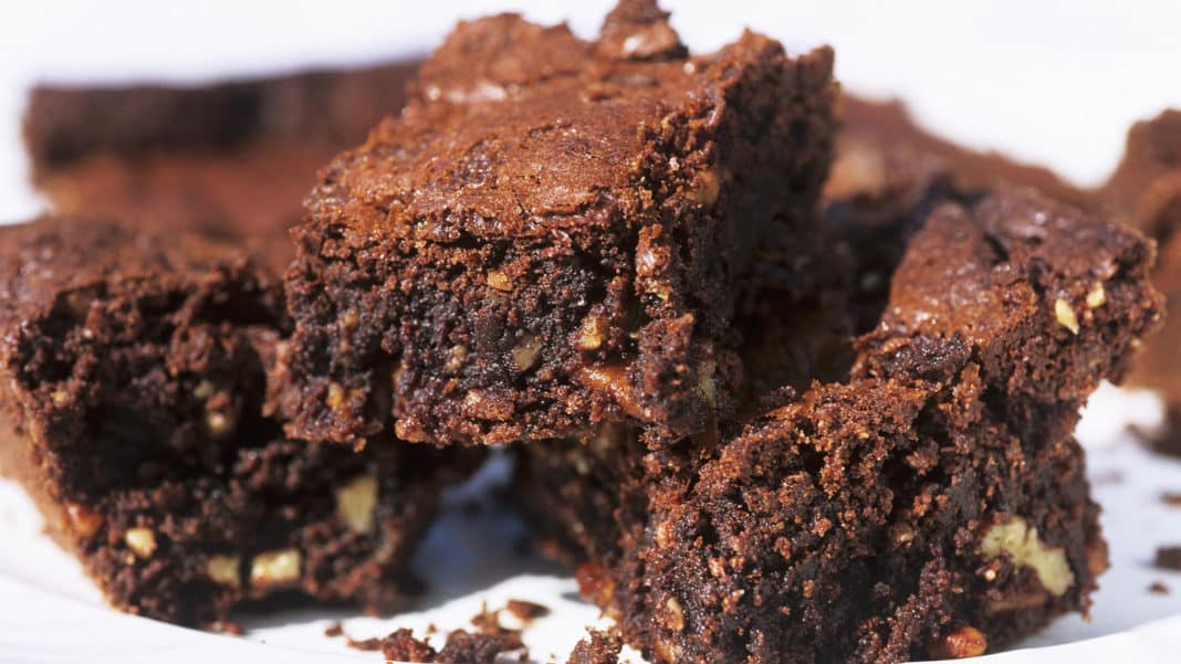 ¡Descubre cómo preparar el brownie perfecto con solo 2 ingredientes!