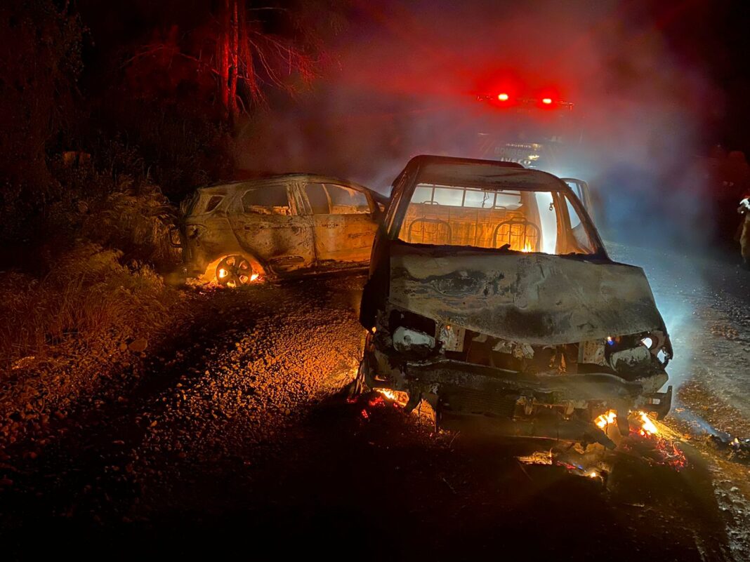 ¡Impactante ataque incendiario en La Araucanía! Encapuchados queman camioneta en ruta entre Collipulli y Ercilla