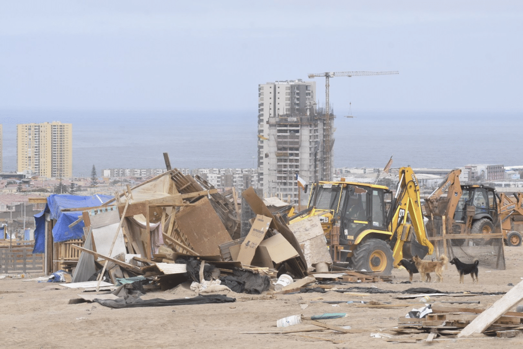 ¡Impactante desalojo! 150 mil familias son expulsadas de toma en el sector «La Chimba» en Antofagasta