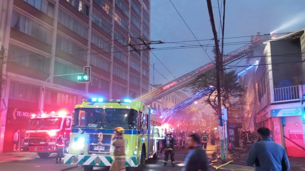 ¡Impactante incendio consume edificio en Valparaíso!