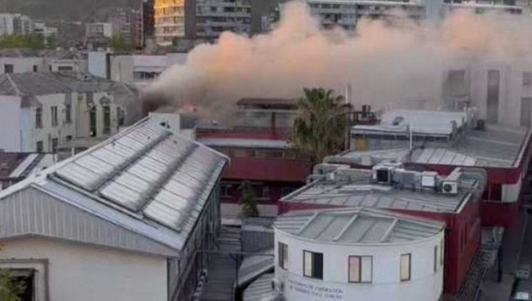 ¡Incendio en Hospital Calvo Mackenna! Bomberos evacuan a pacientes