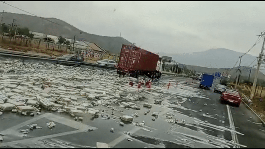 ¡Increíble! Camión derrama cerveza en la Ruta 68 y crea un río de alcohol en la autopista