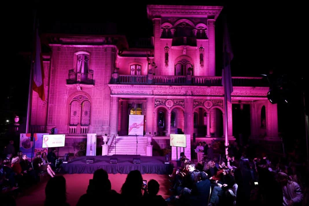 ¡Increíble! Palacio Falabella se ilumina de rosa para concientizar sobre el Cáncer de Mamas