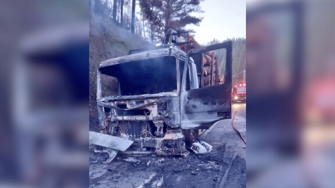 ¡Nuevo ataque incendiario en La Araucanía! Encapuchados armados queman tres camiones en Lumaco