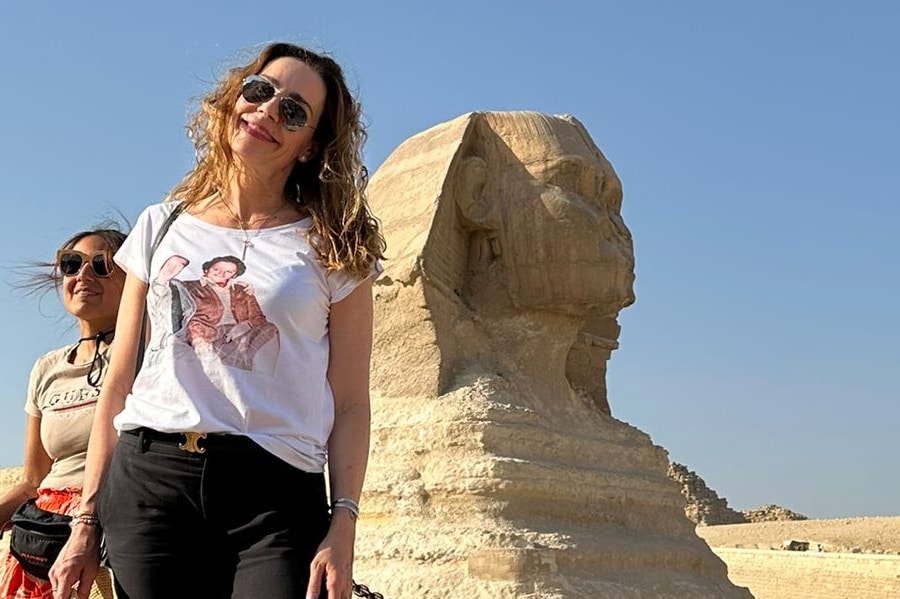 Bárbara Rebolledo cumple el sueño de sus abuelos al viajar a Egipto con ellos plasmados en una polera