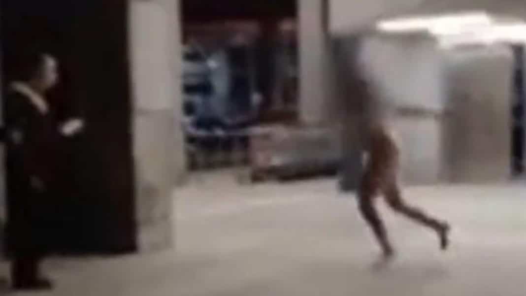 Impactante video: Mujer desnuda ataca a pasajeros en aeropuerto de Santiago