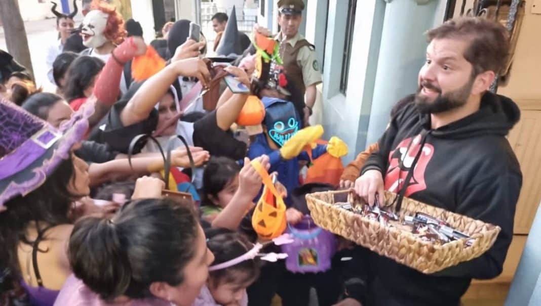 Presidente Boric se une a la celebración de Halloween y reparte dulces a los niños del Barrio Yungay