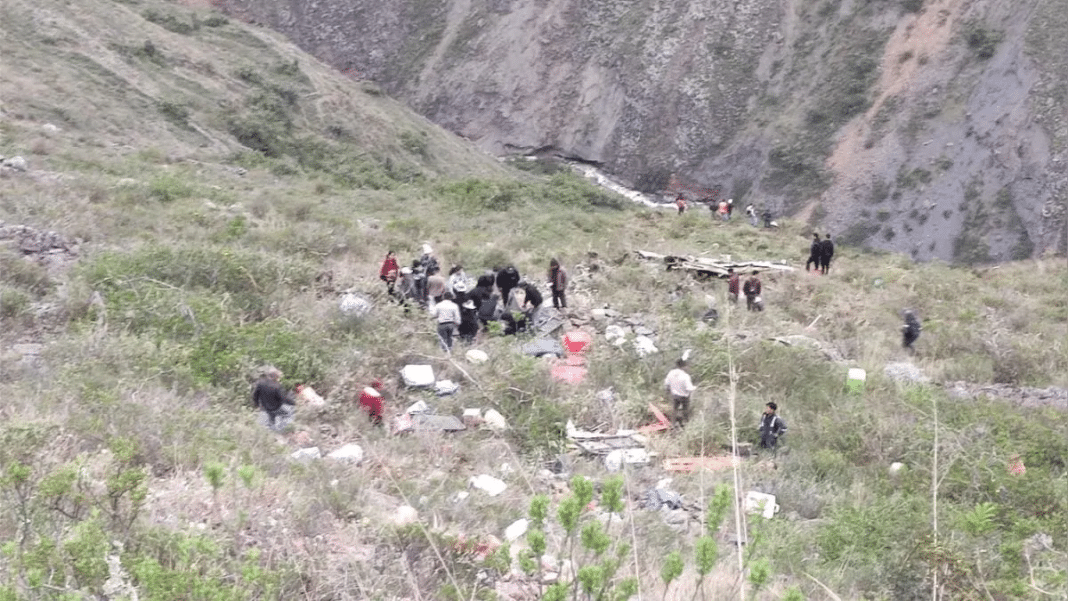 Tragedia en Perú: 20 muertos tras caída de autobús por un precipicio de 300 metros