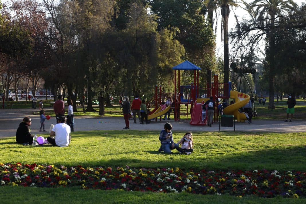 ¡Descubre la temporada de Parques Abiertos en Santiago! Disfruta de actividades culturales al aire libre