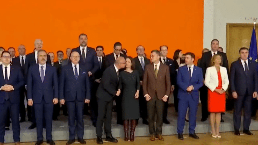 ¡Escándalo en la UE! Ministro croata intenta besar a su par de Alemania en medio de una reunión oficial