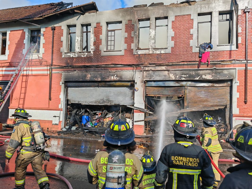 ¡Incendio de grandes proporciones en Recoleta! Locales comerciales afectados