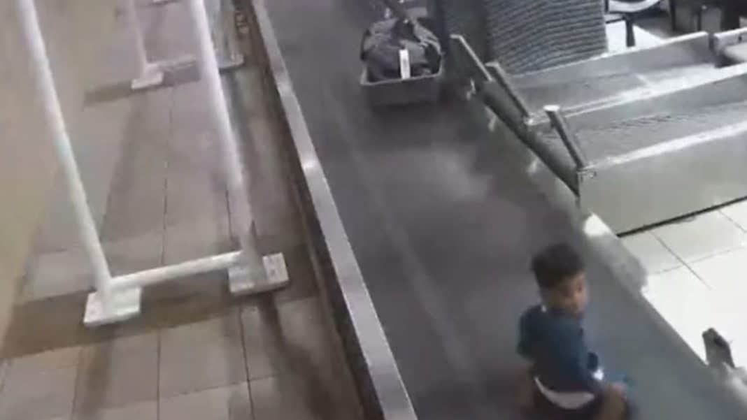¡Increíble! Niño es rescatado en aeropuerto de Santiago tras subirse a cinta transportadora de equipaje
