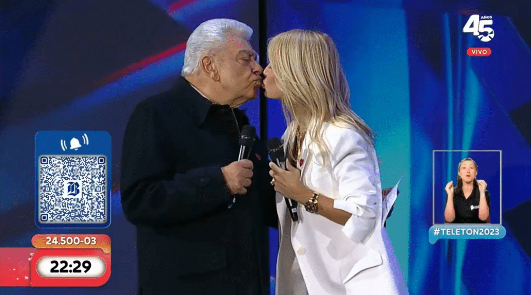 ¡Increíble momento! Cecilia Bolocco y Don Francisco se dan un apasionado beso en la Teletón 2023