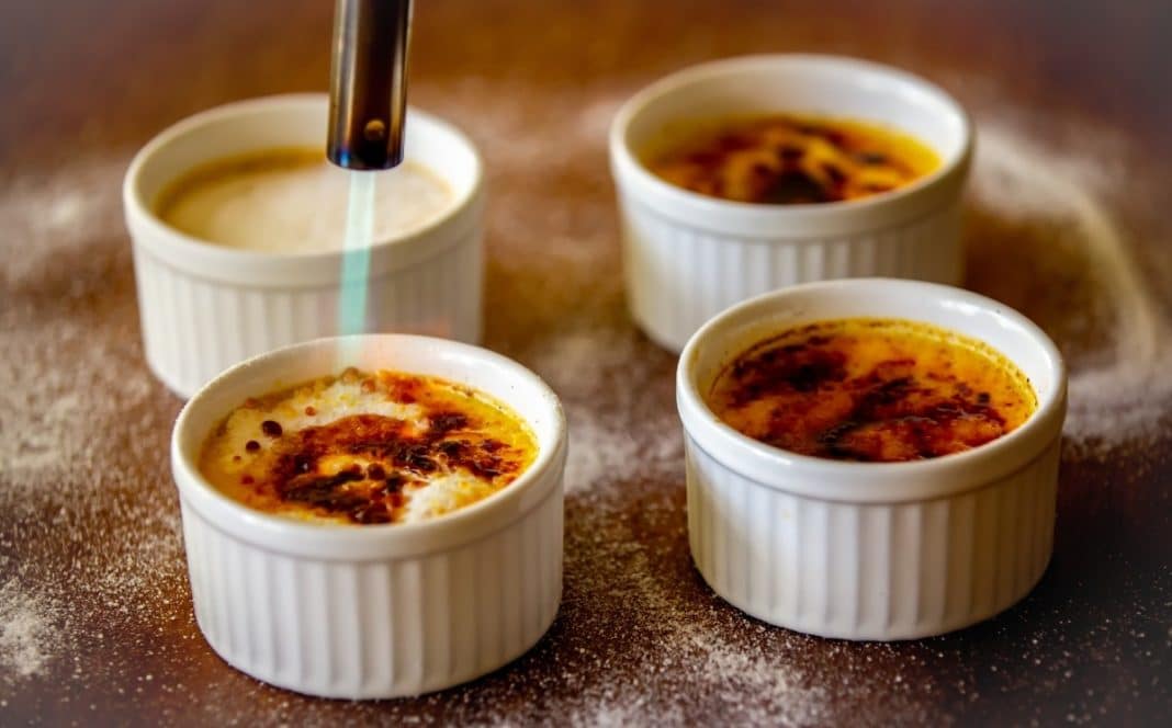 Descubre 5 formas innovadoras de caramelizar la crème brûlée