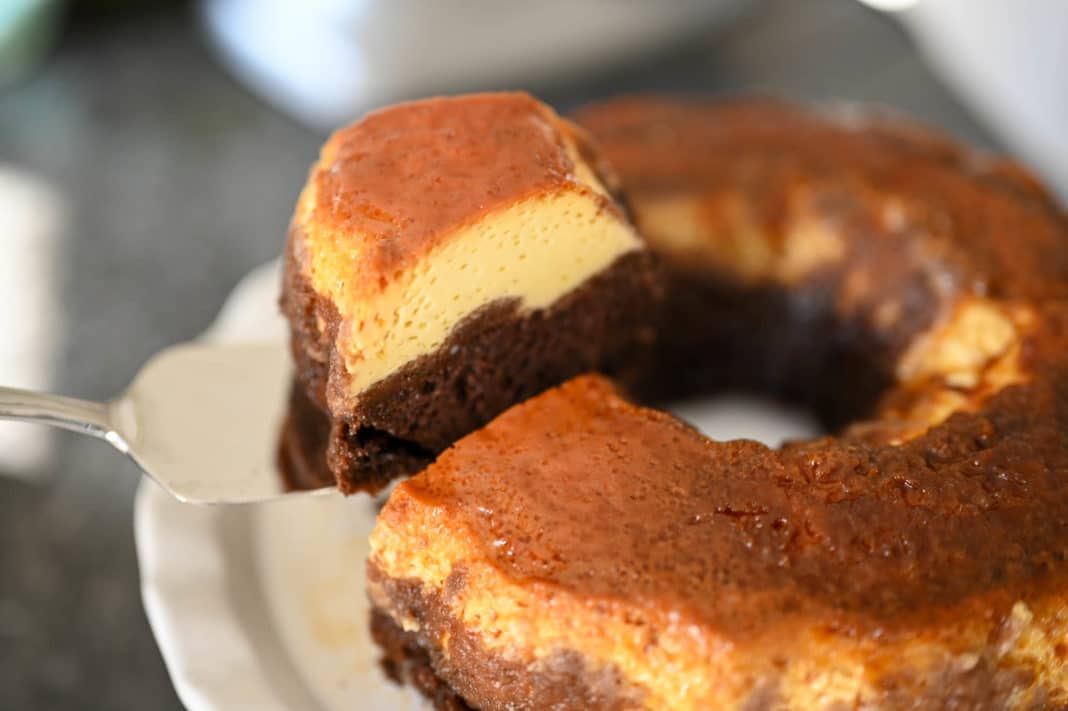 Descubre los secretos del chocoflan: el pastel imposible que puedes hacer en casa