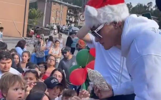 Hans Valdés sorprende a vecinos de Constitución con una caravana solidaria en Navidad