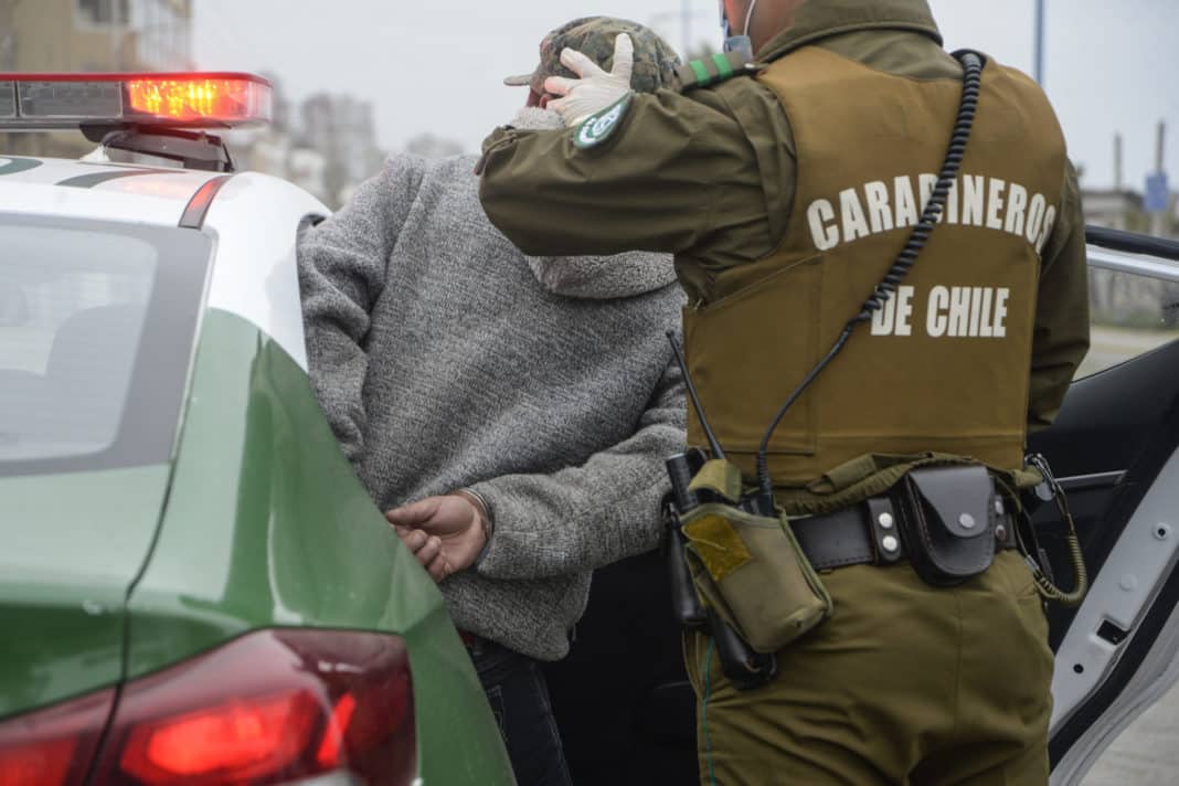 Impactante: Carabinero frustra asalto y deja a dos delincuentes detenidos