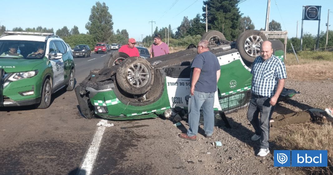 Impactante accidente: Patrulla de Carabineros vuelca tras chocar con auto en ruta entre Imperial y Temuco