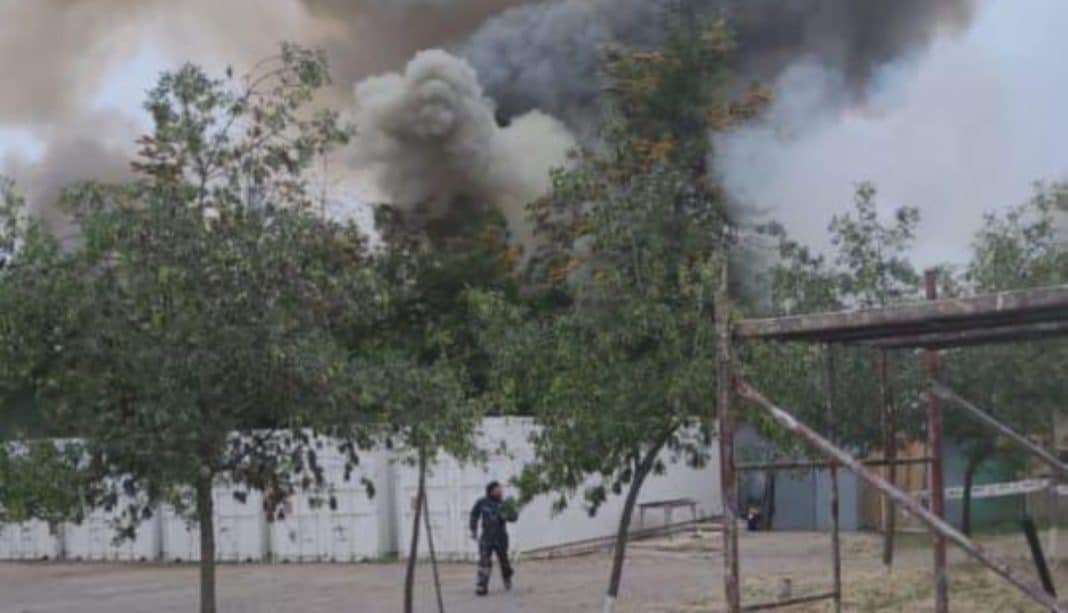 Impactante incendio en el polígono de Carabineros en Cerillos