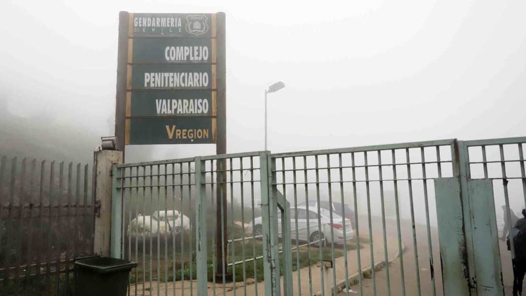 Increíble fuga de reo en Valparaíso: ¡Escaló mallas con cuerdas y sábanas!