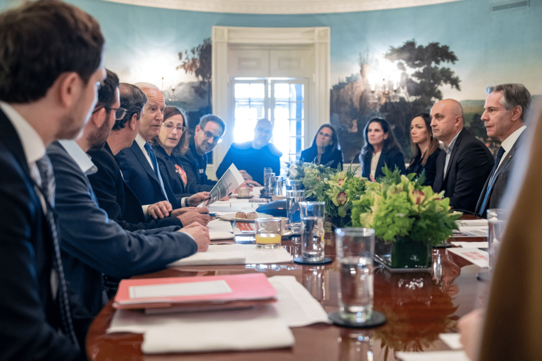 Increíble reunión en la Casa Blanca: Biden se encuentra con familiares de rehenes secuestrados por Hamás