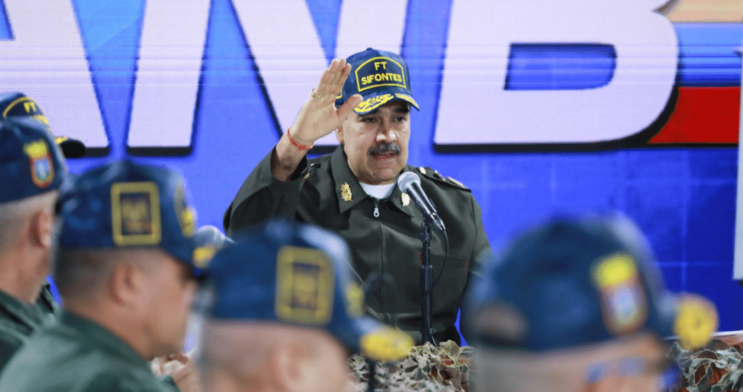 Maduro ordena repliegue de parte de sus 'medios aeronavales' ante retiro de buque de guerra británico