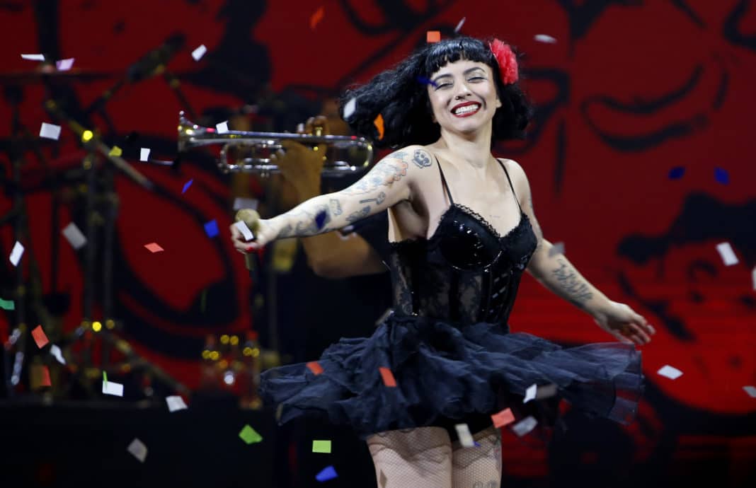 Mon Laferte anuncia gira internacional: ¡No te pierdas su espectáculo en Chile!