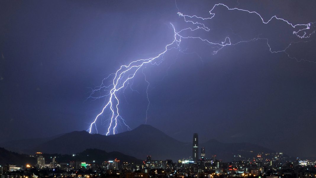¡Alerta! Tormentas eléctricas amenazan Santiago