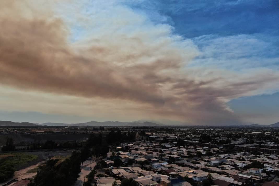 ¡Alerta en Santiago! Incendio forestal en María Pinto afecta más de mil hectáreas