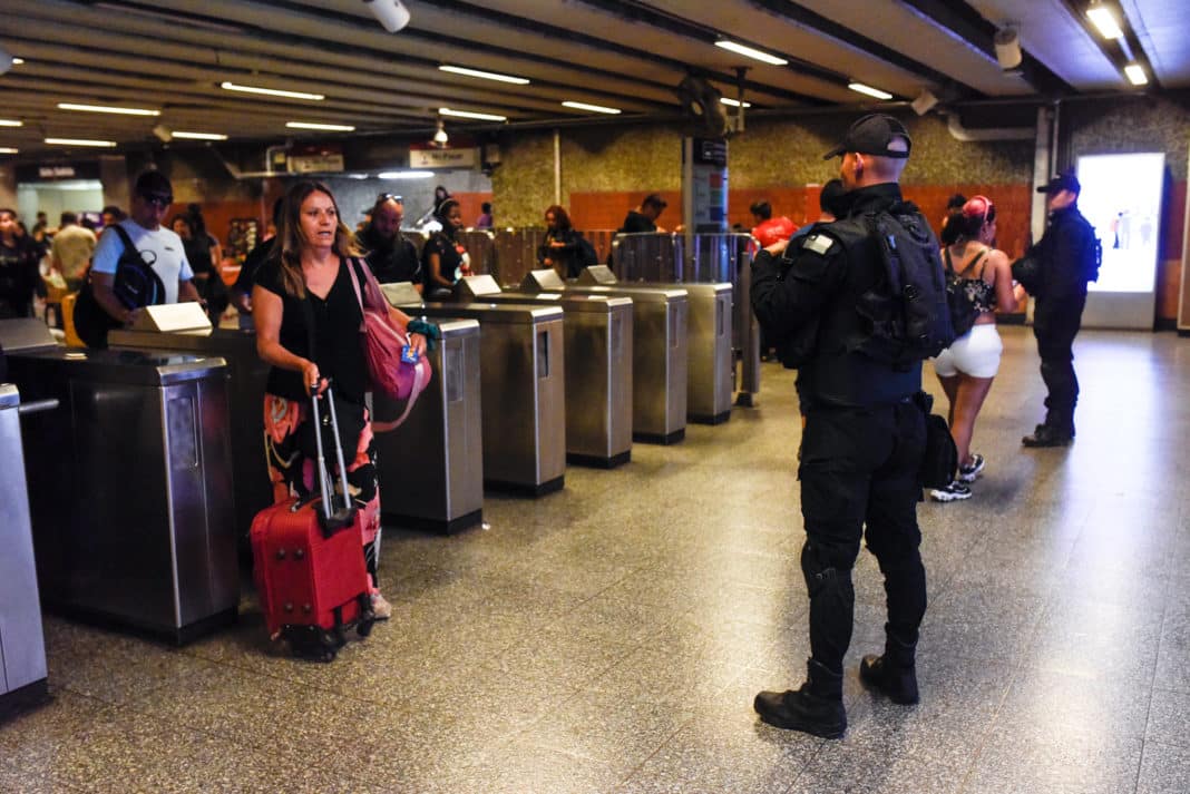 ¡Atención! Estación Central de Metro cerrada durante el peak de compras navideñas