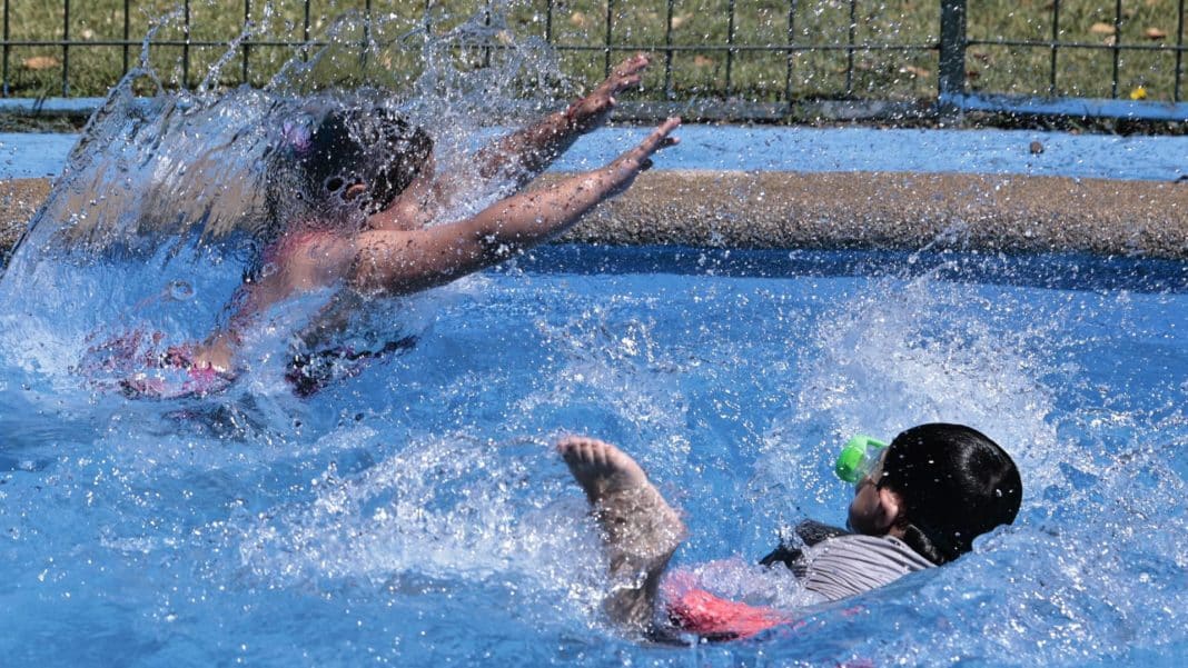 ¡Descubre dónde refrescarte en Santiago! Las mejores piscinas y sus precios