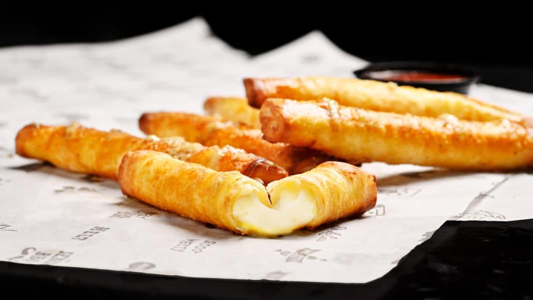 ¡Descubre el éxito del año en Melt Pizzas con los Garlic Mozza Sticks!